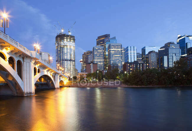 Ponte per il centro di Calgary di notte — Foto stock