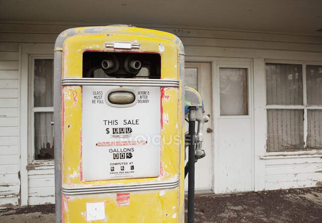 Old Gas Pumps in a deserted gas station — Fotografia de Stock