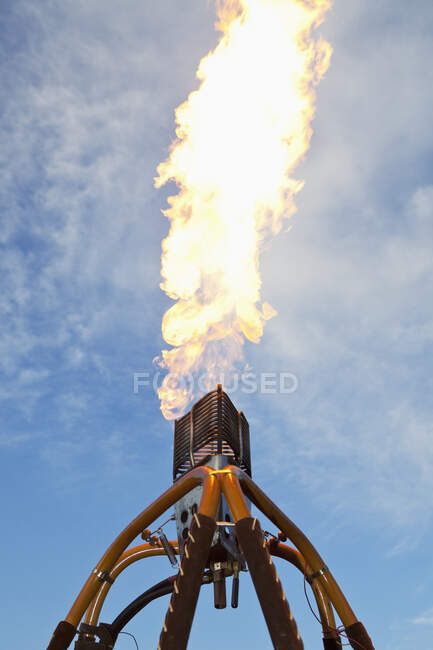 Brennerfeuer auf einem Korb mit Heißluftballons — Stockfoto