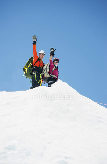 Пара махає снігом на горі Еверест (провінція Хумбу, Непал). — стокове фото