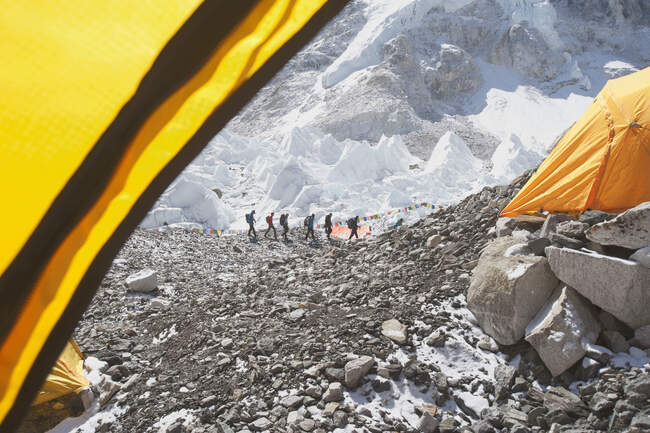 Туристи рюкзаки на горі, поспіль на скелястій вершині пагорба — стокове фото