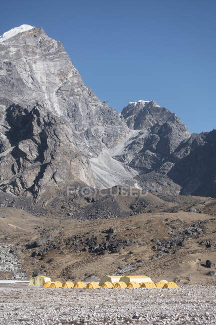 Groupe de tentes orange dans un camp de base d'alpinistes dans la région de l'Himalaya. — Photo de stock