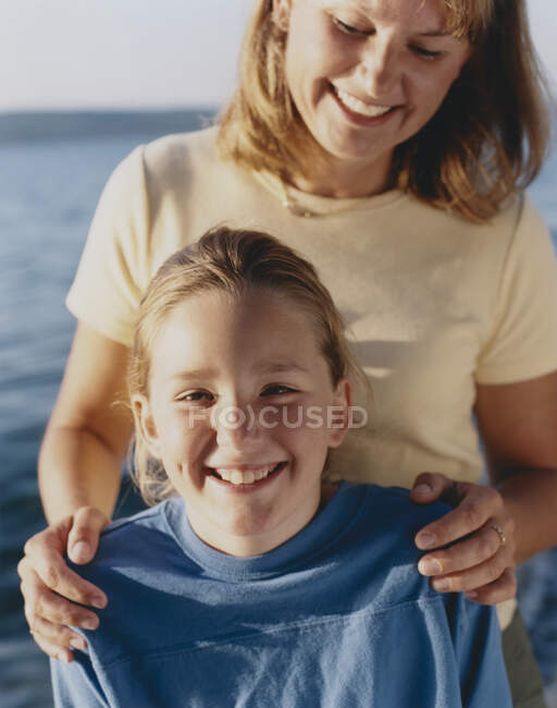 Portrait of happy mother and daughter outdoors at dusk — Stock Photo