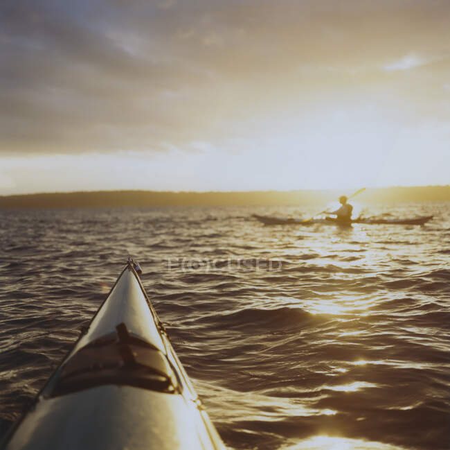 Personne kayak de mer au crépuscule — Photo de stock
