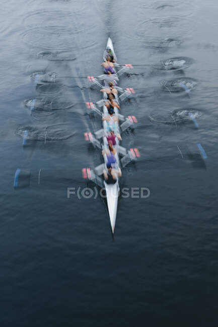 Overhead view of a crew in an eights boat rowing on a lake — Stock Photo