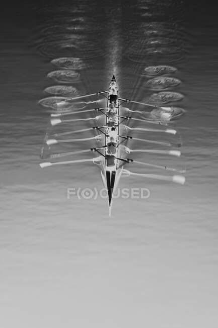 Blick aus der Vogelperspektive auf die Besatzung eines Achterbootes, das auf einem See rudert — Stockfoto