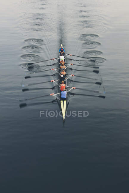 Vue aérienne d'un équipage dans un huit bateau ramant sur un lac — Photo de stock