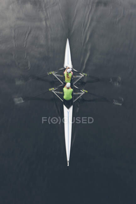 Vue aérienne d'une paire à double aviron ramant ensemble, deux personnes. — Photo de stock