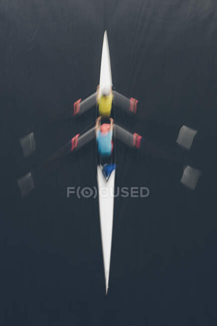 Vista aérea de un par de scull dobles remando juntos, dos personas. - foto de stock
