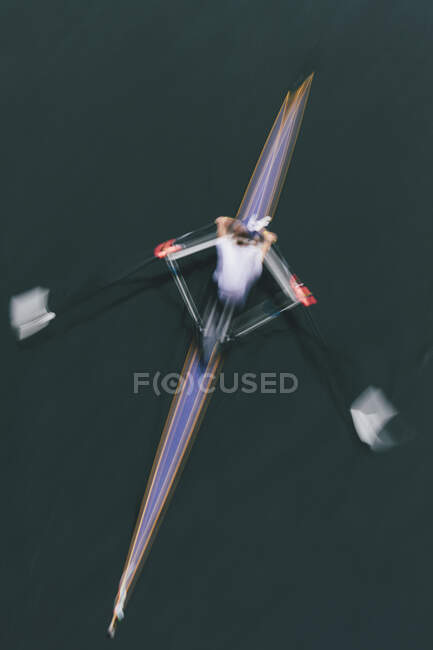 Ein einzelnes Ruderboot und Ruderboot auf dem Wasser, Blick von oben. Bewegungsunschärfe — Stockfoto