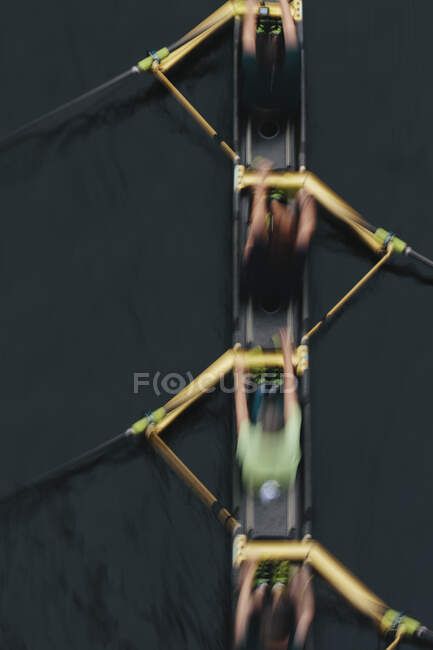 Overhead view of a crew in an eights boat rowing on a lake — Stock Photo