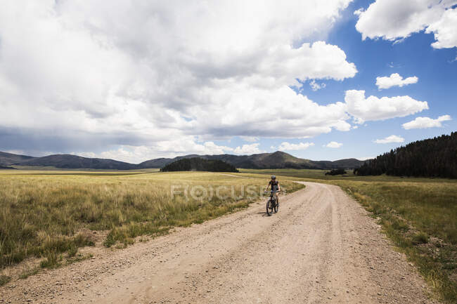 Взрослая женщина на горном велосипеде — стоковое фото
