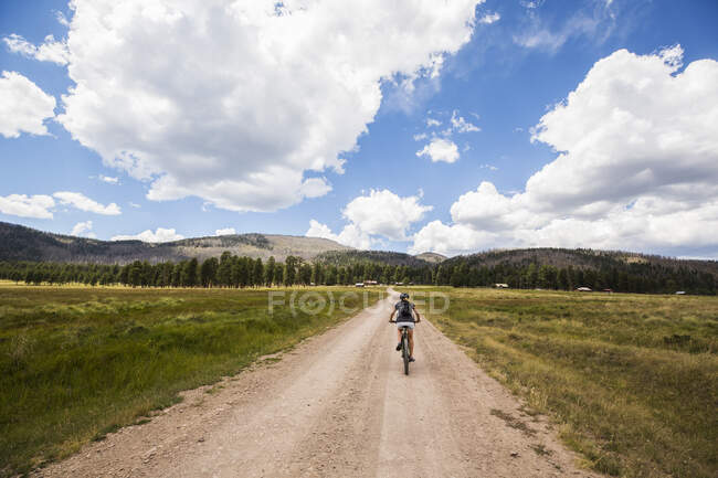 Mujer adulta en bicicleta de montaña - foto de stock