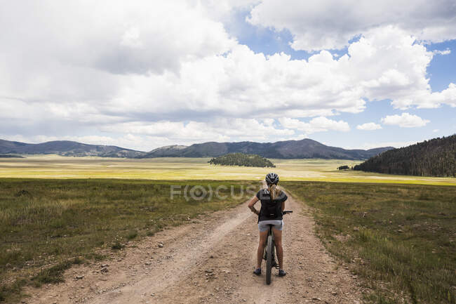 Adult woman on mountain bike — Stock Photo