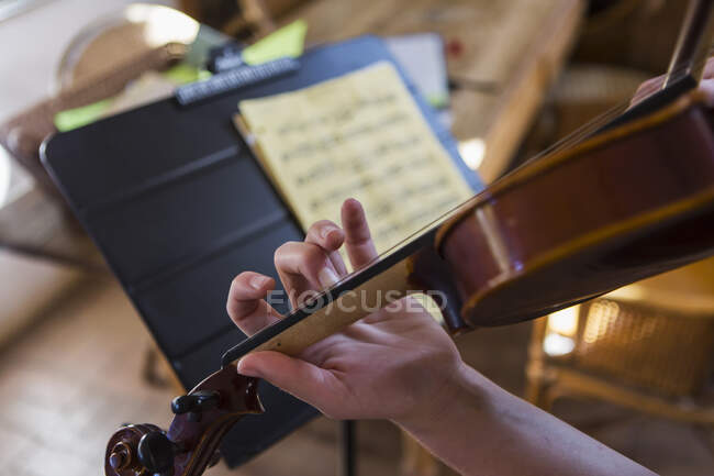 Cerca de las manos tocando el violín - foto de stock