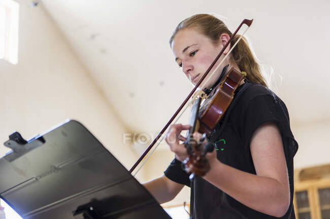 Teenage girl playing violin — Stock Photo