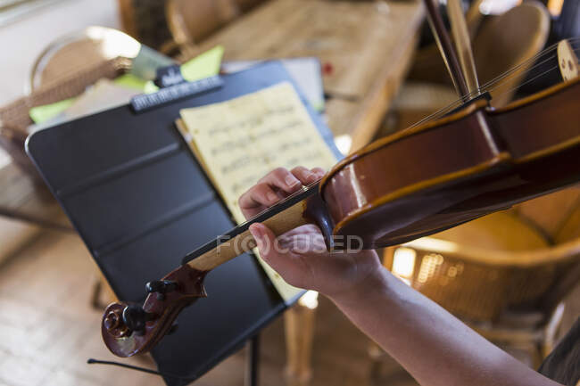 Primo piano delle mani che suonano il violino — Foto stock