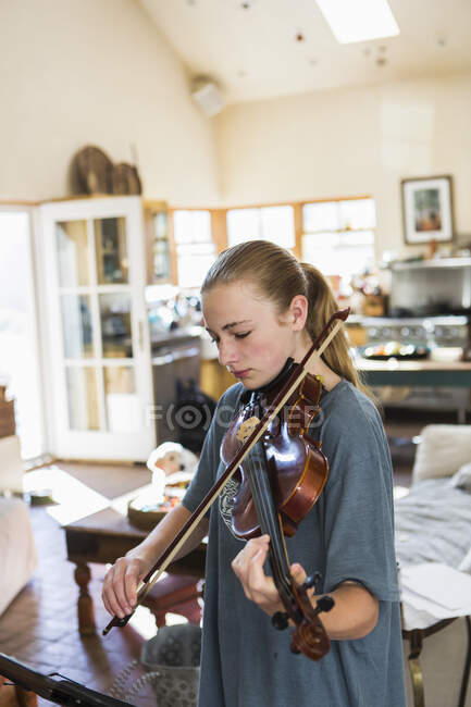 Teenagermädchen spielt zu Hause Geige — Stockfoto