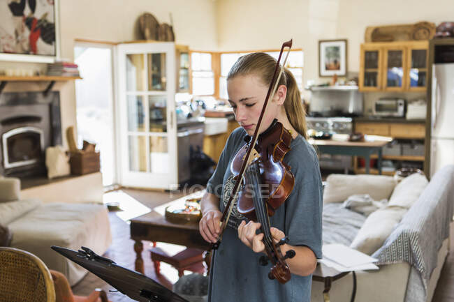 Teenagermädchen spielt zu Hause Geige — Stockfoto