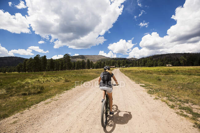 Доросла жінка на гірському велосипеді — стокове фото