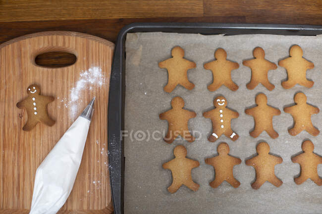 High angle close up of Gingerbread Men on a baking tray. — Stock Photo