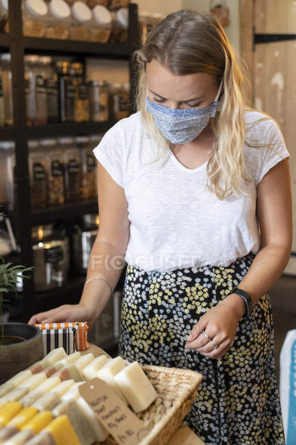Mulher vestindo máscara facial compras na loja local sem resíduos — Fotografia de Stock