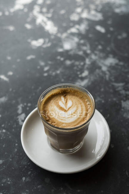 Grand angle gros plan d'un cappuccino sur une table en marbre noir. — Photo de stock