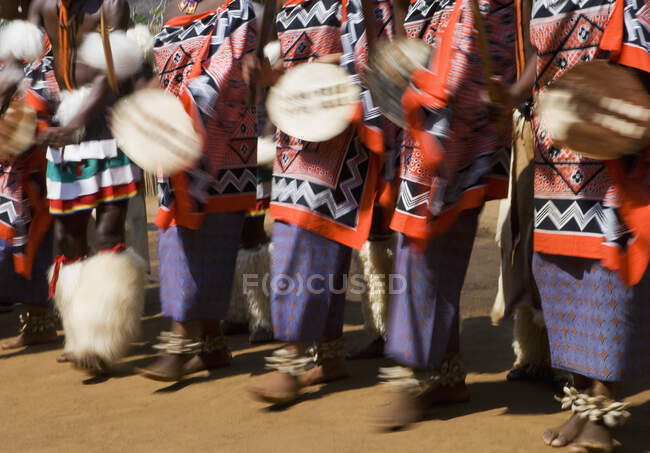 Танцівниці в традиційному одязі (Королівство Есваріні, Південна Африка).. — стокове фото