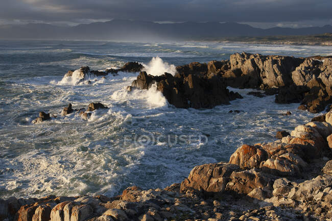 Vista da costa rochosa perto de De Kelders, África do Sul. — Fotografia de Stock