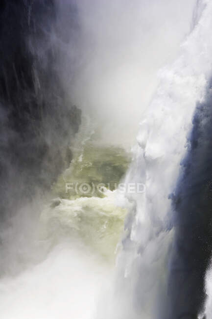Vista de ángulo alto del agua que cae por las cataratas Victoria, Zambia. - foto de stock