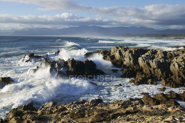 Veduta della costa rocciosa vicino a De Kelders, Sud Africa. — Foto stock