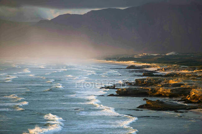 Blick entlang der Küste bei De Kelders, Südafrika. — Stockfoto