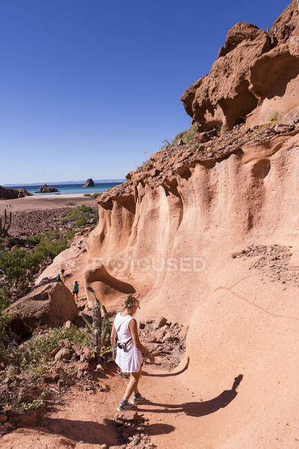 Mulher caminhando perto do Mar de Cortes — Fotografia de Stock