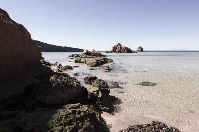 Песчаный пляж и скалы, Море Кортес — стоковое фото