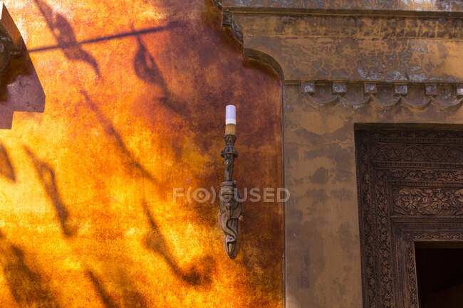 Fechar a candeeiro e a moldura das portas de um edifício em Todos Santos, México. — Fotografia de Stock