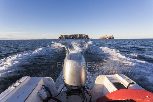 Vue de bateau à moteur à travers la mer de Cortes — Photo de stock