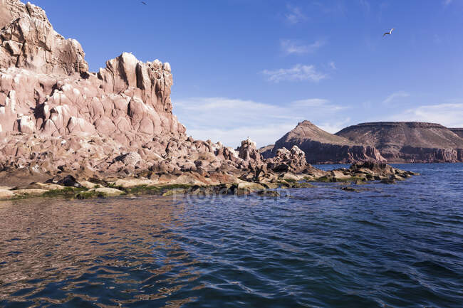 Petite île rocheuse dans la mer de Cortes — Photo de stock