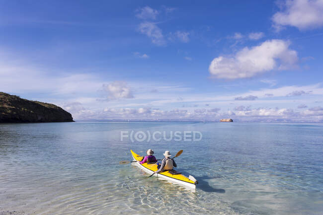Paar paddelt im Kajak auf dem Meer von Cortes — Stockfoto