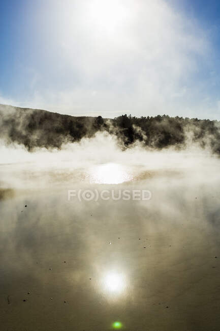 Термальные бассейны с туманом, поднимающимся из бассейнов с подогревом воды — стоковое фото