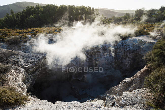 Вид на кратер с геотермическим тепловым паром, поднимающимся из воды — стоковое фото