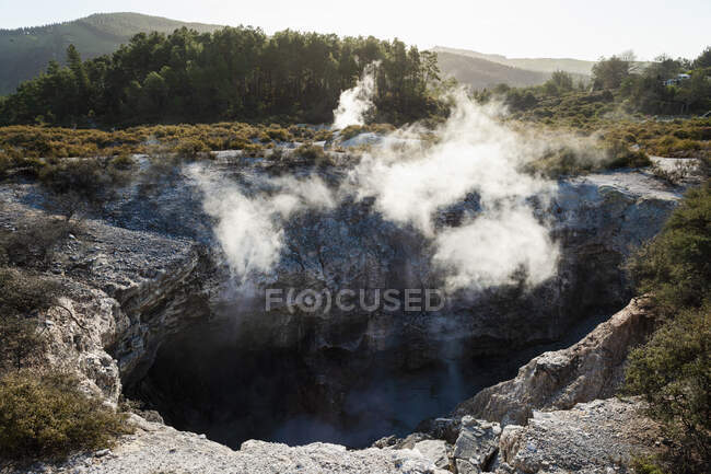 Blick in einen Krater mit Erdwärmedampf, der aus dem Wasser aufsteigt — Stockfoto
