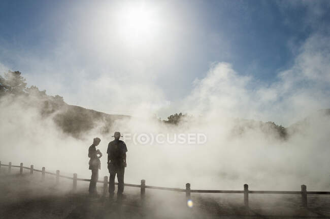 Duas pessoas em névoa crescente em um local de piscina térmica — Fotografia de Stock