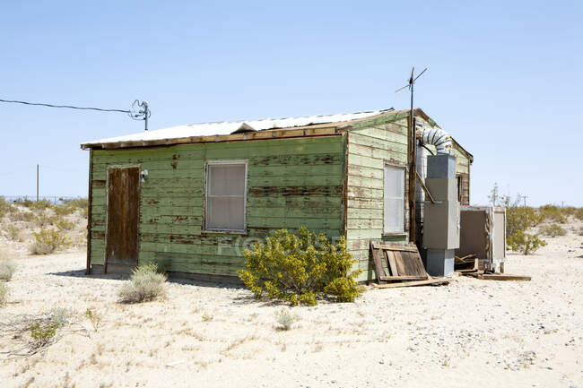 Derelict house in the desert — Stock Photo