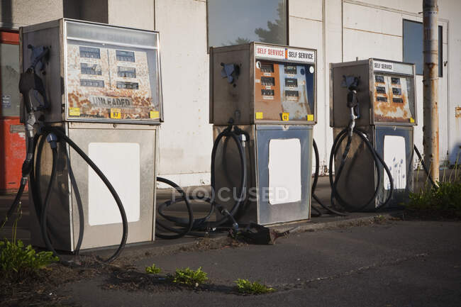 Fila de bombas de gas en una gasolinera abandonada, - foto de stock