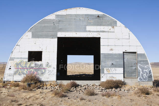 Edifício industrial abandonado no deserto — Fotografia de Stock