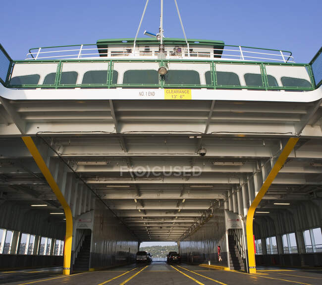 Voiture ferry sur l'eau, pont de voiture et pont supérieur, deux voitures et des espaces — Photo de stock