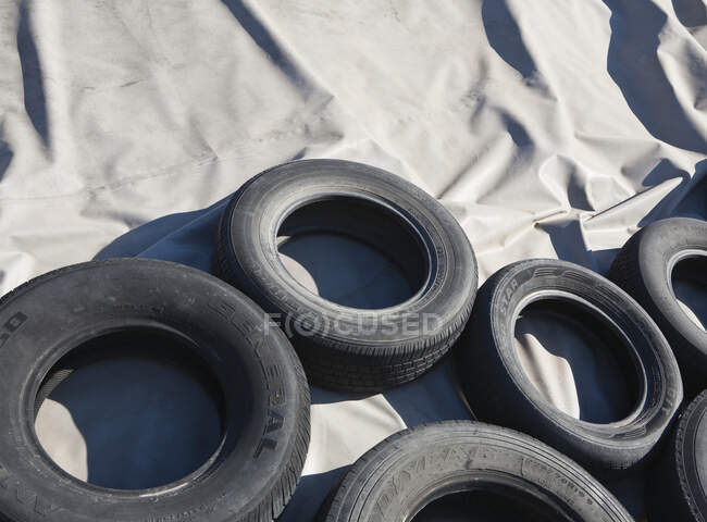 Pneumatici di gomma disposti su un telone, riciclaggio — Foto stock