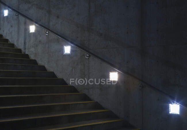 Комплект сходів, сходів, закритого проходу з панелями освітлення — стокове фото