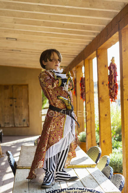 Retrato de bonito menino de sete anos vestido como um pirata — Fotografia de Stock