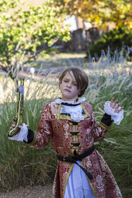Als Pirat verkleideter kleiner Junge mit langer Pistole. — Stockfoto